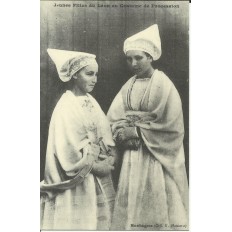 CPA: (REPRO). Jeunes Filles du LEON en Costume de Procession, vers 1900.