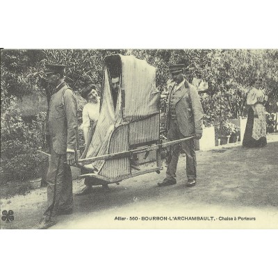 CPA: (REPRO). BOURBON-L'ARCHAMBAULT, Chaise à Porteurs, vers 1900.
