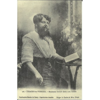 CPA: (REPRO). THAON-les-VOSGES, Mme Delait dans son salon, vers 1910.