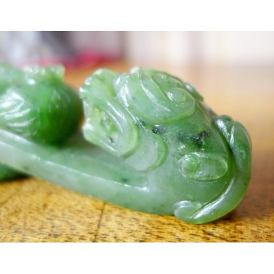 CHINE, FIBULE EN JADE SCULPTE. CHINA, FIBULA in CARVED JADE.