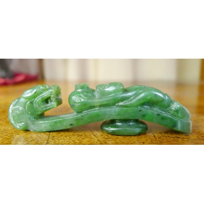 CHINE, FIBULE EN JADE SCULPTE. CHINA, FIBULA in CARVED JADE.