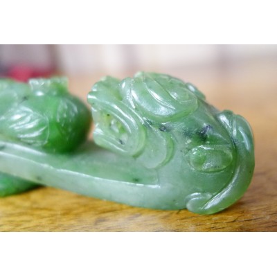 CHINE, FIBULE EN JADE SCULPTE. CHINA, FIBULA in CARVED JADE.