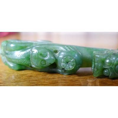 CHINE, FIBULE EN JADE SCULPTE. CHINA, FIBULA in CARVED JADE.