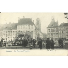 CPA: BELGIQUE, TOURNAI, Le Pont-aux-Pommes, Animé, vers 1900