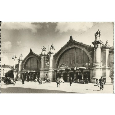 CPA: TOURS, La Gare, Animée, années 1940
