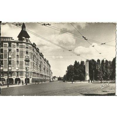 CPA: TOURCOING, Rue et Monument Dron, années 1940