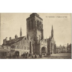 CPA: LOCRONAN, L'Eglise et la Place, Années 1920