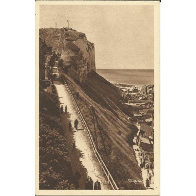 CPA: LE TREPORT, Les escaliers d'accès aux terrasses, Années 1920