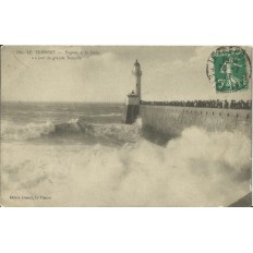 CPA: LE TREPORT, Vagues et Tempete sur la Jetée, Années 1910