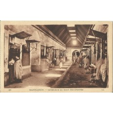 CPA MAROC, ANNEES 1910, MARRAKECH, INTERIEUR DU SOUK DES ETOFFES.