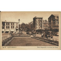 CPA: SAINT-BRIEUC, Place Duguesclin et Avenue du Palais, années 1920
