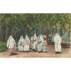 *CPA MAROC, ANNEES 1910, SCENES ET TYPES, MAURESQUES EN PREMENADE.