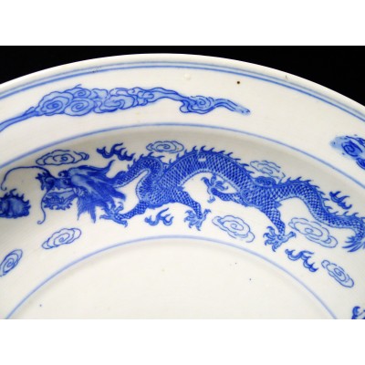 CHINE, GRAND PLAT BLANC/BLEU, PORCELAINE. CHINA, PORCELAIN DISH.