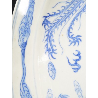 CHINE, GRAND PLAT BLANC/BLEU, PORCELAINE. CHINA, PORCELAIN DISH.