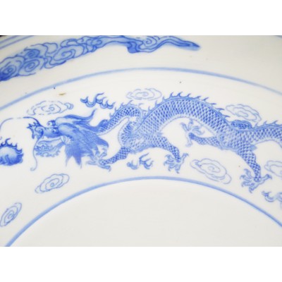 CHINE, GRAND PLAT BLANC/BLEU, PORCELAINE. CHINA, PORCELAIN DISH.