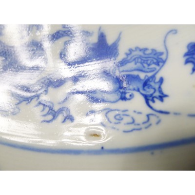 CHINE, GRAND PLAT BLANC/BLEU, PORCELAINE. CHINA, PORCELAIN DISH.