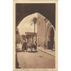 *CPA MAROC, LES ANNEES 1910, MARRAKECH, UNE RUE DE LA MEDINA.