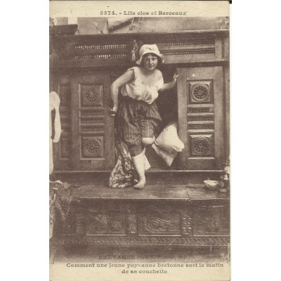 CPA: BRETAGNE, Comment une jeune paysanne sort de sa couchette, vers 1910