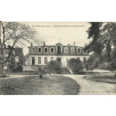 CPA: GUITRES, L'Hotel de Ville et le Jardin Public, vers 1900