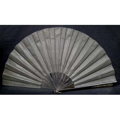 GRAND EVENTAIL 19e SIECLE. FAN.ABANICO. SOIE IMPRIMEE. PRINTED SILK. DECOR CHINE