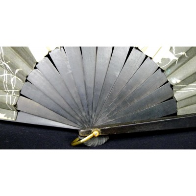 GRAND EVENTAIL 19e SIECLE. FAN.ABANICO. SOIE IMPRIMEE. PRINTED SILK. DECOR CHINE