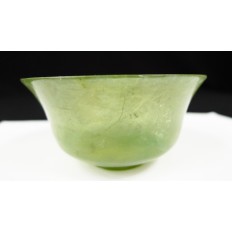 CHINE, TASSE EN NEPHRITE CELADON. CHINA, ANCIENT CUP IN CARVED NEPHRITE.