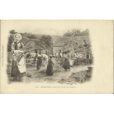 CPA: FINISTERE, Battage du Blé dans une ferme, vers 1900