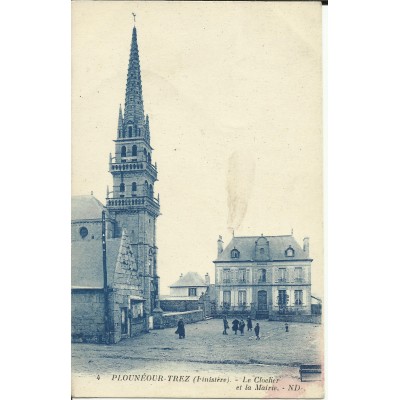 CPA: PLOUNEOUR-TREZ, Le Clocher et la Mairie, vers 1910