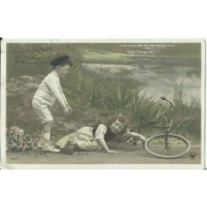 CPA: LA LECON DE BICYCLETTE, déjà fatiguée! vers 1910