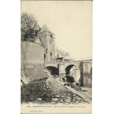CPA: MORET-SUR-LOING, Porte de Bourgogne (Animée), vers 1900