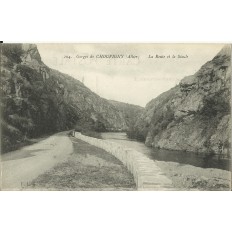 CPA: Gorges de CHOUVIGNY, La Route et la Sioule, vers 1910