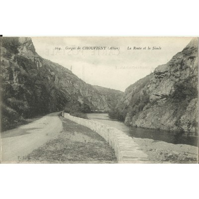 CPA: Gorges de CHOUVIGNY, La Route et la Sioule, vers 1910