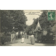 CPA: NERIS-les-BAINS, Sortie du Parc de l'Etablissement Thermal, vers 1900