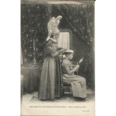CPA: NORMANDIE, Mère coiffant sa fille , vers 1900