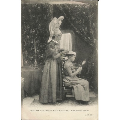 CPA: NORMANDIE, Mère coiffant sa fille , vers 1900