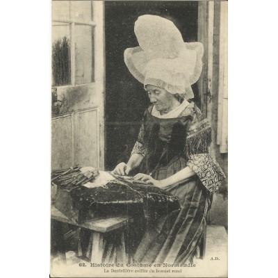CPA: NORMANDIE, La dentellière au bonnet Rond , vers 1900
