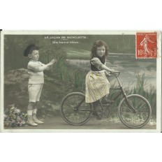 CPA: LA LECON DE BICYCLETTE, Une Bonne Elève! vers 1900