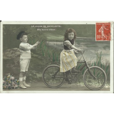 CPA: LA LECON DE BICYCLETTE, Une Bonne Elève! vers 1900
