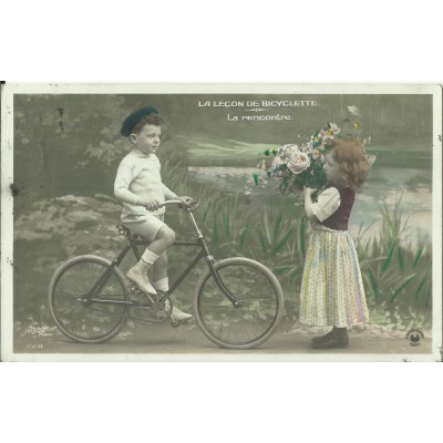 CPA: LA LECON DE BICYCLETTE, La Rencontre. vers 1900