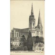 CPA: CHARTRES, La Cathédrale vue de la Place Chatelet, vers 1910