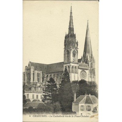 CPA: CHARTRES, La Cathédrale vue de la Place Chatelet, vers 1910