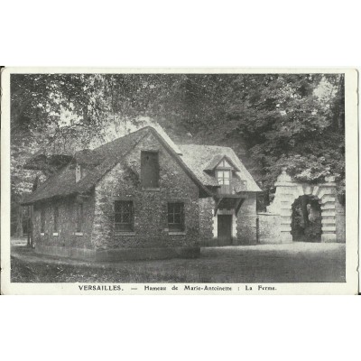 CPA - VERSAILLES, Hameau de Marie-Antoinette, La Ferme - vers 1900.