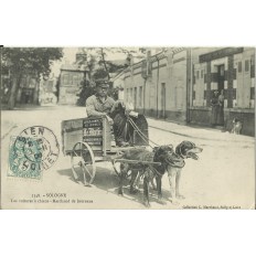 CPA: SOLOGNE, Le Marchand de Journaux (Voiture à Chiens), en 1900