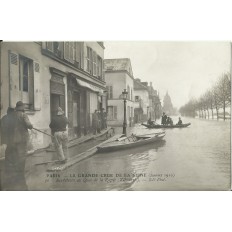 CPA: PARIS, Crue 1910, Sauveteurs Quai de la Rapée.