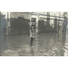CPA: PARIS, Crue 1910, Un Garçon boucher en livraison.
