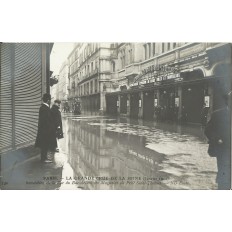 CPA: PARIS, Crue 1910, Rue du Bac, Magasins du Petit St-Thomas.