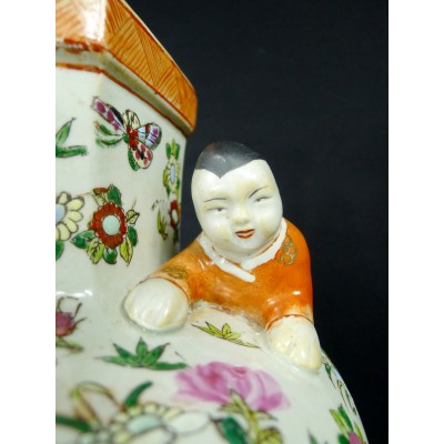 CHINE, VASE EN PORCELAINE AVEC ENFANTS. CHINA PORCELAIN VASE WITH CHILDREN