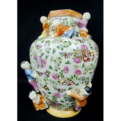 CHINE, VASE EN PORCELAINE AVEC ENFANTS. CHINA PORCELAIN VASE WITH CHILDREN