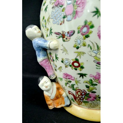 CHINE, VASE EN PORCELAINE AVEC ENFANTS. CHINA PORCELAIN VASE WITH CHILDREN