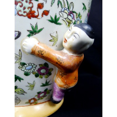 CHINE, VASE EN PORCELAINE AVEC ENFANTS. CHINA PORCELAIN VASE WITH CHILDREN